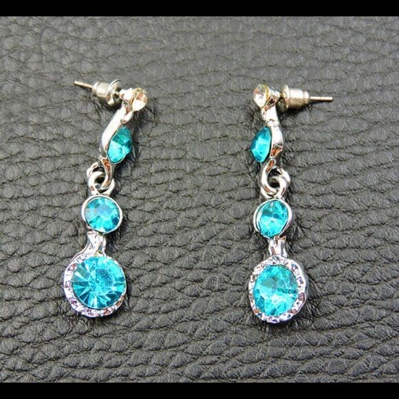 🦋 Betsey Johnson crystal drop earrings 🦋 - Picture 2 of 3